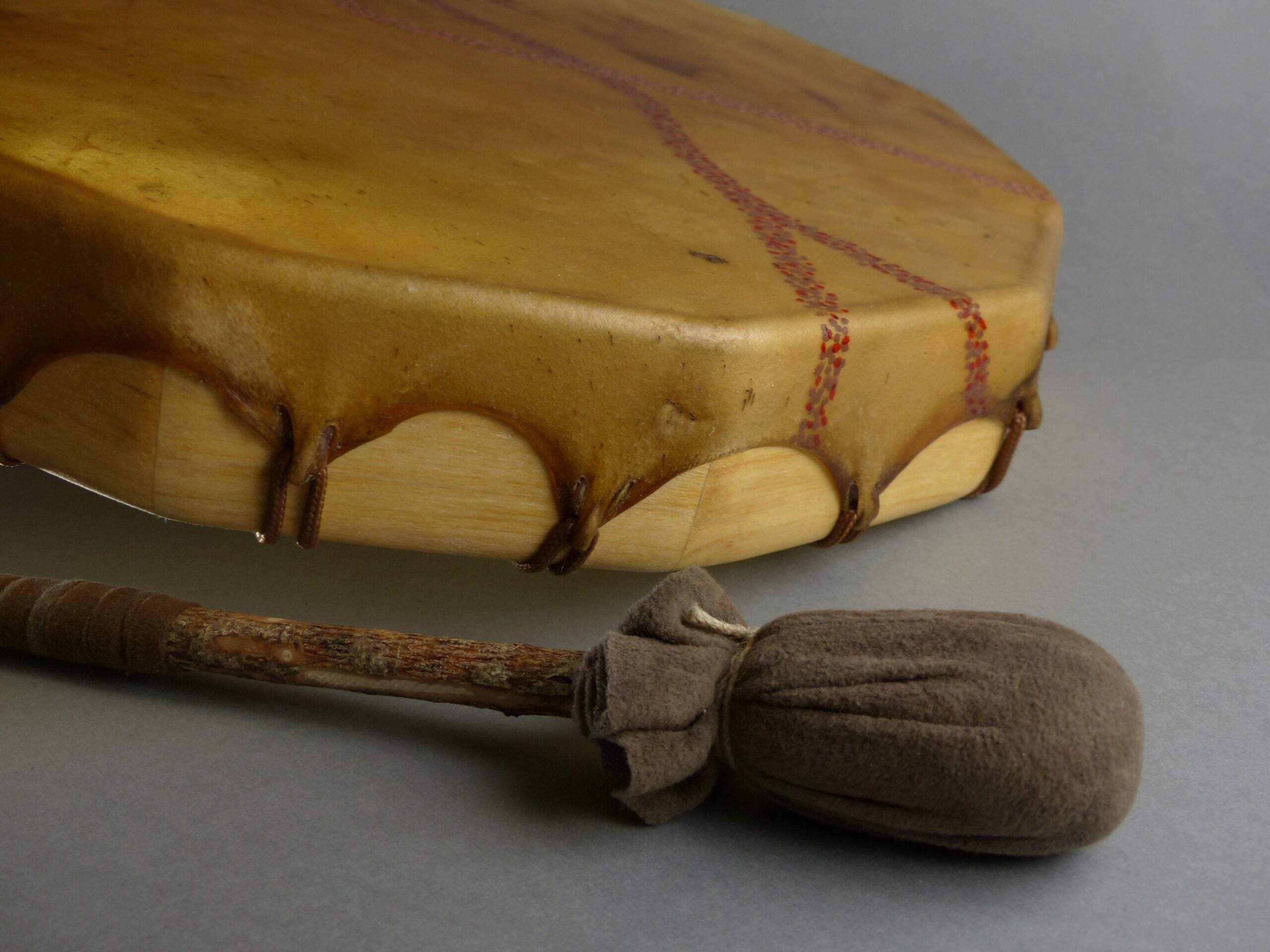 Tambour chamanique en peau de biche et bois de peuplier - Les tambours de Jadhyane