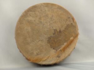 Tambour chamanique artisanal peau de veau et cadre rond en bois de peuplier-poils ras beige