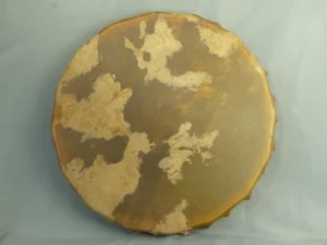 Tambour chamanique en peau de vache - peau translucide couleur ambre glabre avec poils ras beige clair