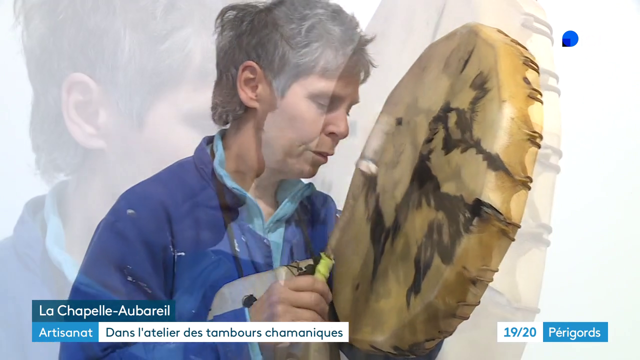 Louisa Vinciarelli joue du tambour - Image du reportage sur Louisa Vinciarelli artisane-factrice de tambours chamaniques réalisé par France 3 Périgords