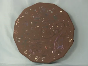 Tambour chamanique végan couleur tabac avec dessins arabesques