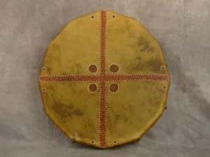 Tambour chamanique en peau de cerf et cadre en bois de peuplier - ovale - dessin croix - 38 cm - réf 1184CEPE