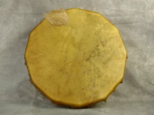 Tambour chamanique en peau de biche glabre avec touffe poils sur cadre en bois de peuplier - 35 cm - réf 1173BIPE