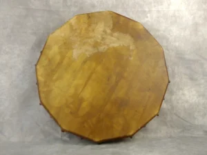 Tambour chamanique en peau de cerf avec motifs et poils ras sur cadre en bois de peuplier - 45 cm - réf 1025CEPE