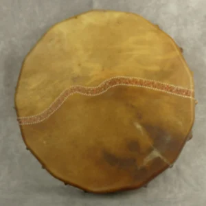 Tambour-chamanique-artisanal-en-peau-de-cerf-et-bois-de-peuplier-35-cm-de-diametre-vue-de-face