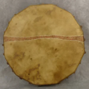 Tambour-chamanique-artisanal-en-peau-de-chevre-et-bois-de-peuplier-40-cm-de-diametre-vue-de-face