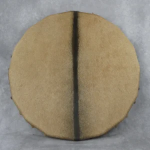 Tambour chamanique artisanal en peau de chèvre, vu de face, avec surface beige naturelle et bande sombre verticale centrale, monté sur un cadre en bois de peuplier, diamètre 50 cm.